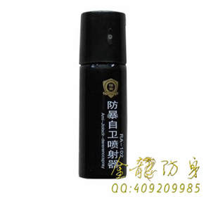 ?帥哥勇敢嘗試防狼噴霧效果