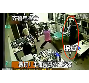 保安手持電棒強(qiáng)勢(shì)對(duì)付九個(gè)拿棍棒的歹徒